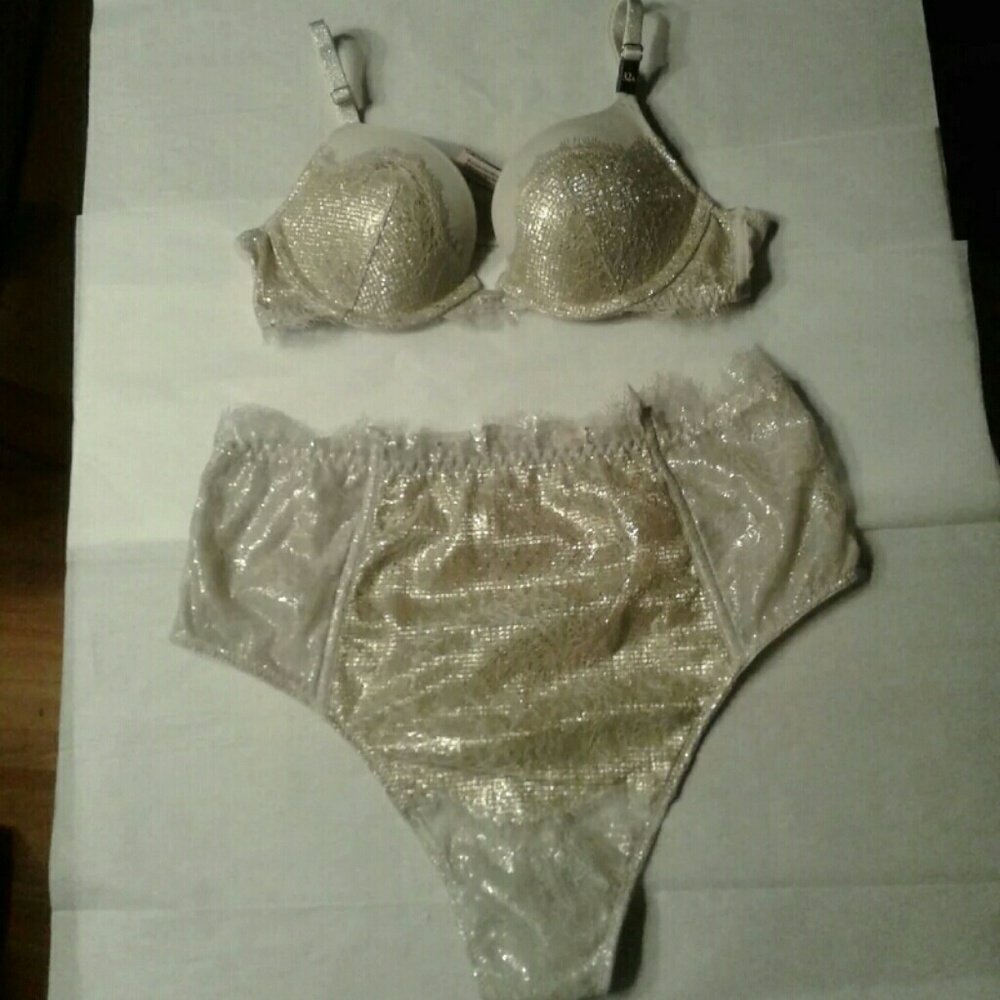 Victoria's Secret bra & underwear set new with tag